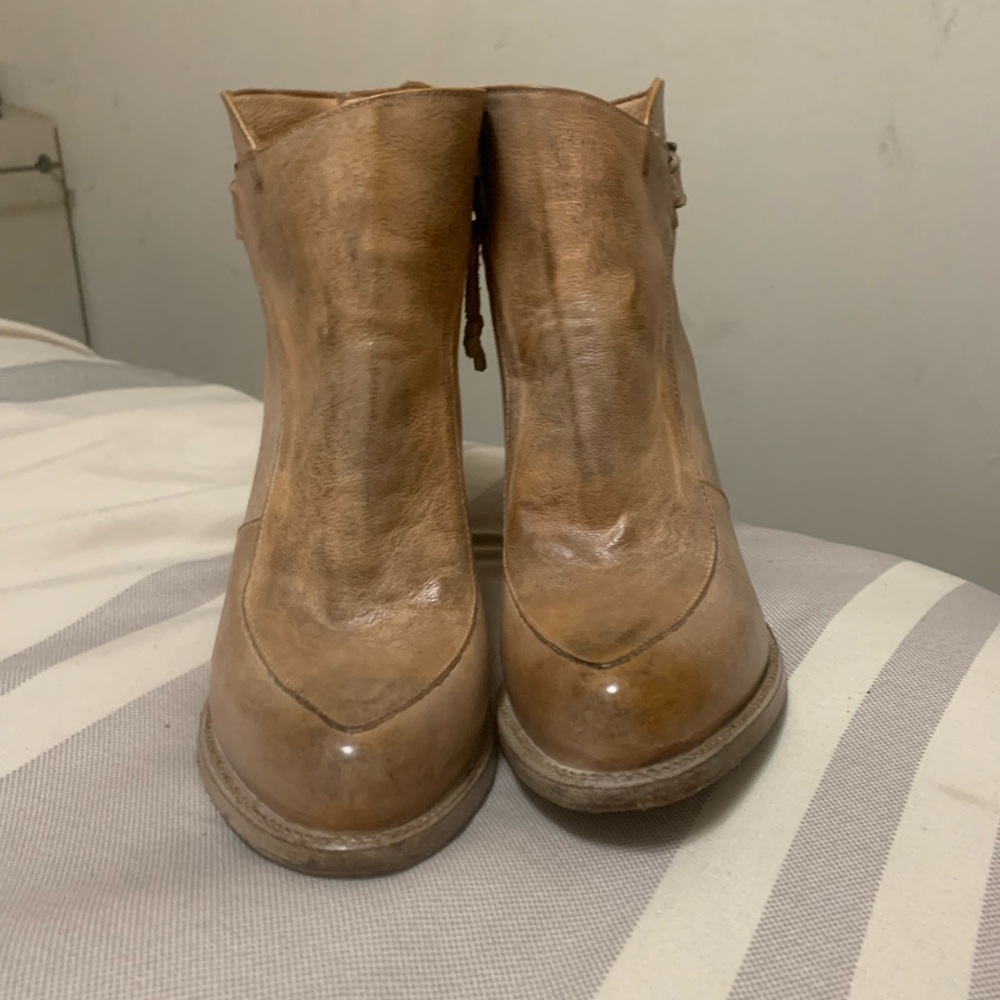 Isla Women’s Rustic by BedIstu. The color is Tan Rustic White BFS.